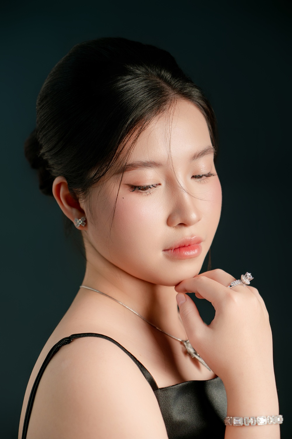Khách hàng đeo trang sức ngọc cao cấp Anora Jade Jewelry