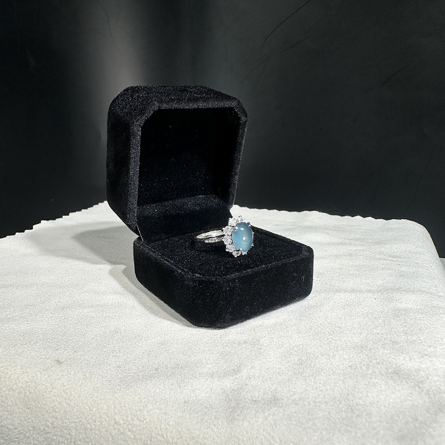 Nhẫn Ngọc Bích Cabochon Viền Hoa (Cluster Halo) – Jadeite Xanh Trung + Mã N020