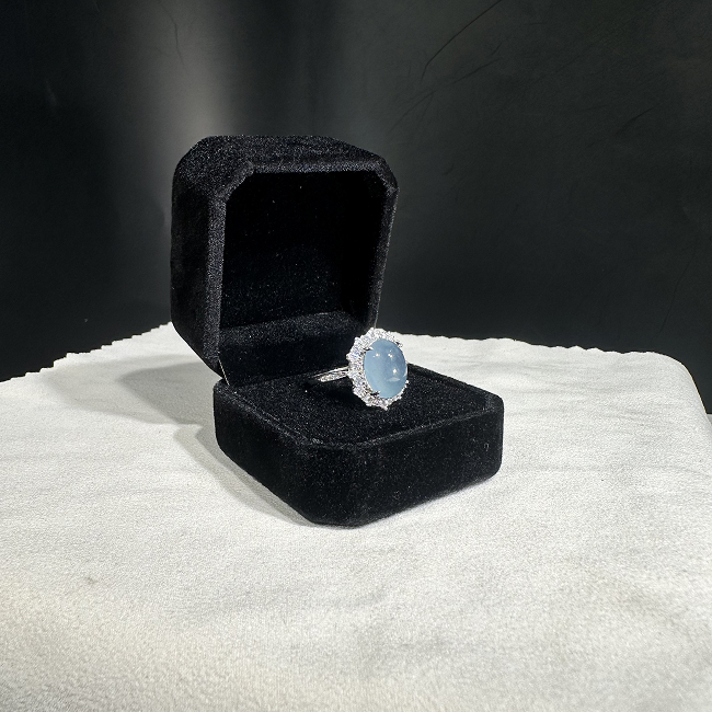 Nhẫn Ngọc Bích Cabochon Tròn Viền Halo Đá Tấm – Jadeite Xanh Nhạt + Mã N077