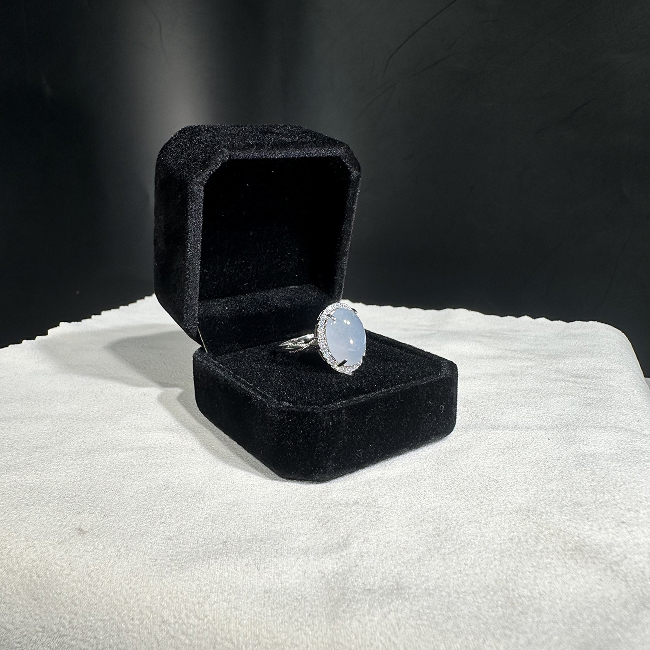 Nhẫn Ngọc Bích Cabochon Oval Viền Halo – Jadeite Xanh Sữa + Mã N222